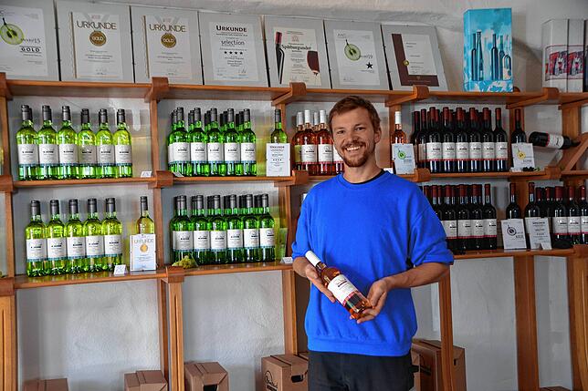 In seinem Hofladen verkauft Mathias Bernhard seine Produkte, darunter viele prämierte Weine.