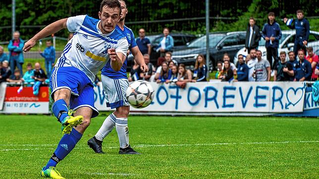 Mit Wucht: Dem Weizener Sandro Büche gelang mit einem satten Schuss die Führung für die Gastgeber, die sich letztlich mit 3:1 gegen den ...