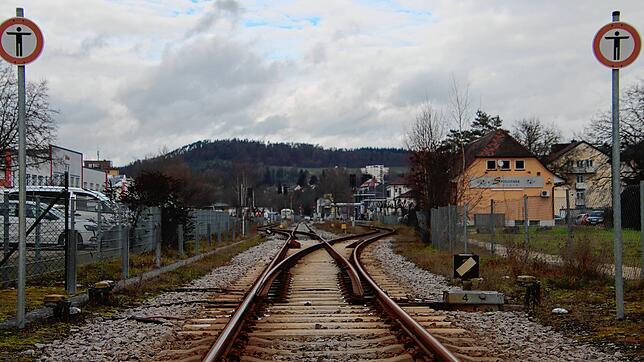 Eine Weiche im Bereich des Stockacher Bahnhofs. Wie es nach der neuesten Weichenstellung im Tarifkonflikt zwischen GDL und SWEG ...