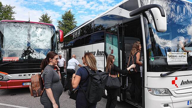 Fahrgäste besteigen am Döbele in Konstanz einen Fernbus in Richtung Kroatien. Bald werden solche Verbindungen an der Schänzlebrücke ...