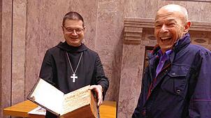 Erzabt Tutilo Burger hält die Lutherbibel in den Händen. Neben ihm der Finder und Schenker Rupert Drüner aus Tuttlingen, der diesen ...