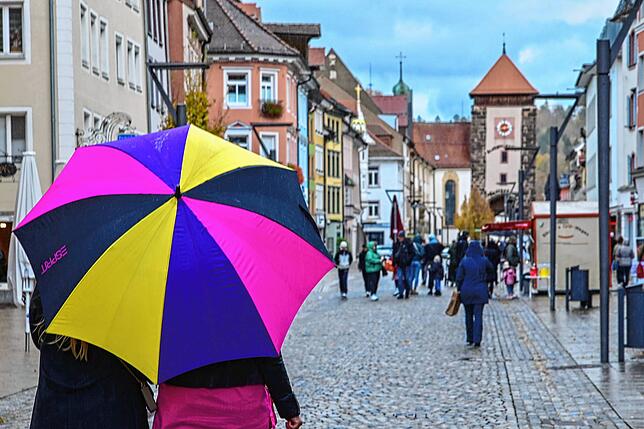 Für die vielen Freiluftveranstaltungen in Villingen-Schwenningen am Wochenende empfiehlt sich auf alle Fälle ein Regenschirm: Für ...