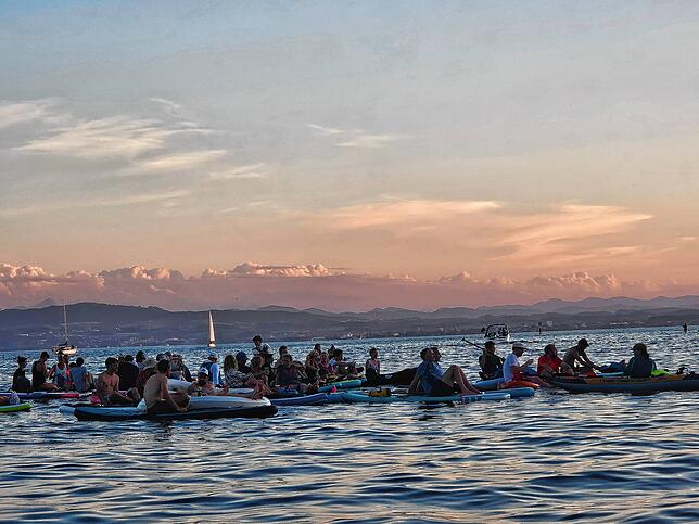 Ob auf oder am Wasser: Konzertfans genießen die Musikevents am Seeufer.