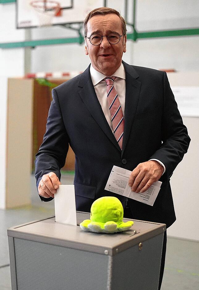 Verteidigungsminister Boris Pistorius (SPD) gibt in Berlin seine Stimme zur Bundestagswahl ab.