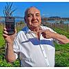 Herbert Brand, genannt „Brandy“, zeigt auf einem Handy ein Bild von sich und seinem einstigen Azubi, den er im Frühjahr in Kambodscha ...