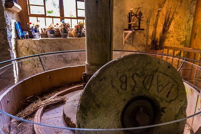 Der Mühlstein der Museumsmühle in Blumegg gibt einen Eindruck davon, dass das Mahlen manchmal viel Zeit erfordern kann, bis die Arbeit ...