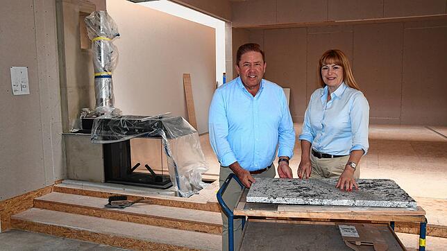 Gerd und Susanne Wurst in den Räumen des Küchenstudios Wurst. An dieser Stelle wird kräftig umgebaut. An der Wand im Hintergrund soll ...