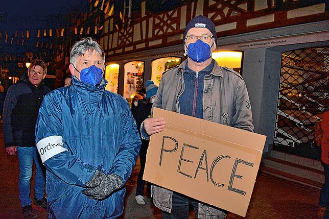 Initiator Uwe Petersen (rechts) konnte spontan Martin Brugger (links) als Ordner für die Mahnwache gewinnen.