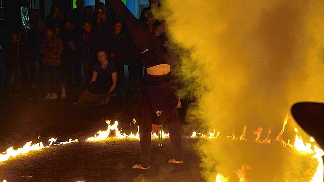 Eine Feuershow im Hof sorgte für glänzende Augen beim Publikum.