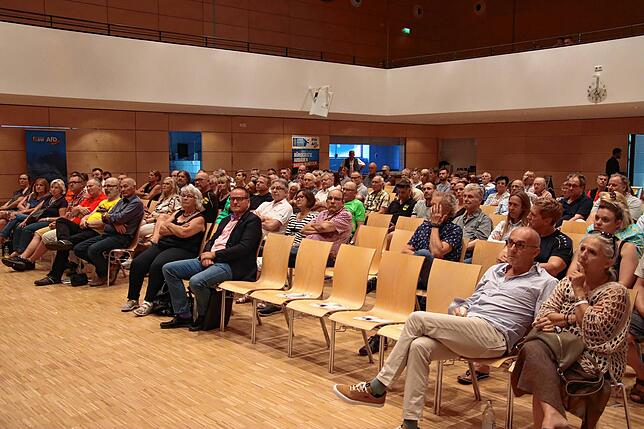 Die Polizei beziffert die Zahl der Teilnehmer im Festsaal der Talwiesenhalle auf 123 – unter Berufung auf die Veranstalter.