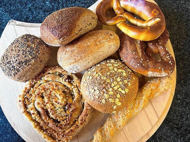 Vielfalt in (fast) ausschließlich Vollkorn: unsere Ausbeute beim zehn-Euro-Kauf in der Bäckerei Beha.