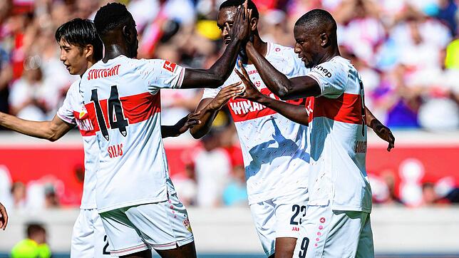 Stuttgarts Serhou Guirassy (r) jubelt nach seinem Tor zum 3:0 mit Stuttgarts Hiroki Ito (l-r), Stuttgarts Silas Katompa Mvumpa und ...
