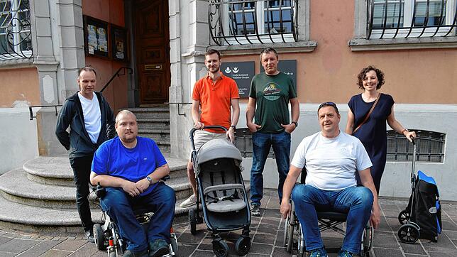 Die Freien Wähler testen die Barrierefreiheit in der Waldshuter Innenstadt. Hier am Vordereingang des Rathauses, der nicht barrierefrei ...