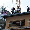 Zimmerermeister Manuel Brutscher (links) spricht den Richtspruch, flankiert von Kristina Halcinova, Ralf Buck, Chris Wegelin und Marcel ...