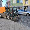 Die Stadtreinigung der TDVS ist am Aschermittwoch 2025 seit 5 Uhr früh mit der großen Kehrmaschine und den Schmalspurfahrzeugen ...