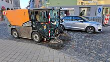 Die Stadtreinigung der TDVS ist am Aschermittwoch 2025 seit 5 Uhr früh mit der großen Kehrmaschine und den Schmalspurfahrzeugen ...
