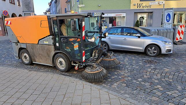 Die Stadtreinigung der TDVS ist am Aschermittwoch 2025 seit 5 Uhr früh mit der großen Kehrmaschine und den Schmalspurfahrzeugen ...
