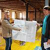 Architekt Martin Rosenfelder (links) und Hochbauamtsleiter Benjamin Hengstler mit einem Plan.