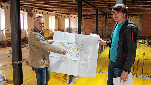 Architekt Martin Rosenfelder (links) und Hochbauamtsleiter Benjamin Hengstler mit einem Plan.