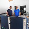 Noch ist der Tresen im neuen Clubheim des Hegauer FV ein Rohbau. Im Gespräch erläuterten die Vorstandsmitglieder Michael Rösch (links) ...