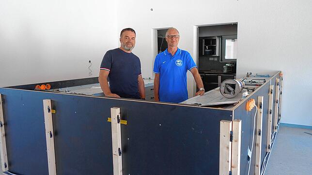 Noch ist der Tresen im neuen Clubheim des Hegauer FV ein Rohbau. Im Gespräch erläuterten die Vorstandsmitglieder Michael Rösch (links) ...