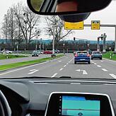 Knifflig: Wer von der Westtangente in Richtung Innenstadt links auf die B33 einbiegen will, muss die rechte der beiden Fahrspuren ...