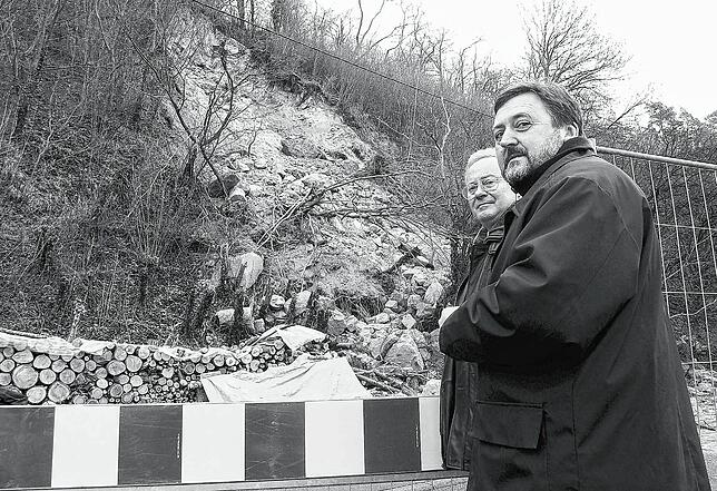 Sipplingens Bürgermeister Anselm Neher (rechts) und Landrat Siegfried Tann machen sich nach einem Felssturz im Januar 2006 ein Bild von ...