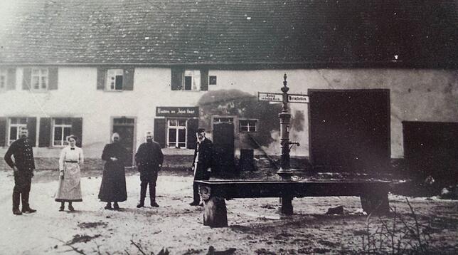 Um 1900 entstand dieses Foto beim ehemaligen Dorfbrunnen in Oberglashütte. Die Wegweiser zeigen, dass der Weg nach Heinstetten ...