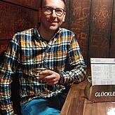 Patrick Schreibmüller sitzt im Weinfass, das im hinteren Bereich des Weinglöckle in die Wand eingelassen wurde.