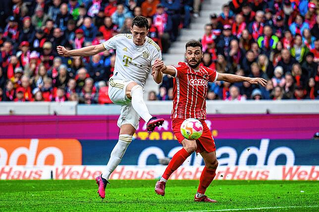 Münchens Benjamin Pavard (l) in Aktion gegen Freiburgs Manuel Gulde (r).