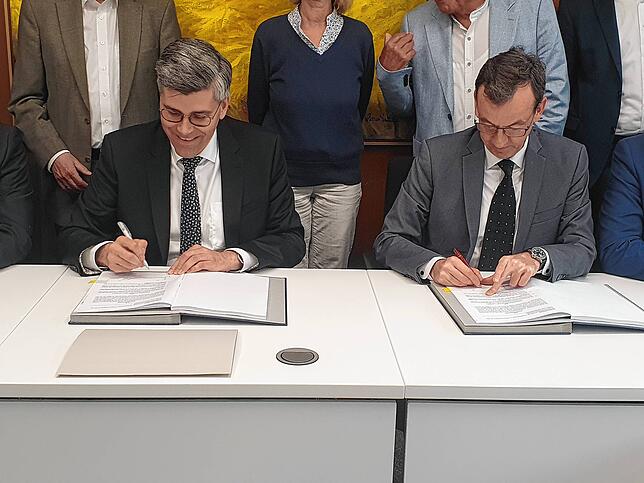 Landrat Martin Kistler (links) und Christian Schneider von der Vamed-Geschäftsleitung unterzeichnen am 9. Mai 2023 den Vertrag für die ...