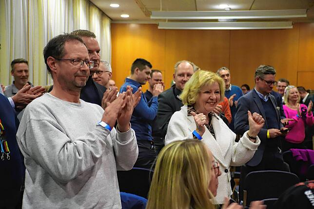 Applaus für die Spitzenpolitikerin: 38 AfD-Mitglieder aus dem Bodenseekreis sind bei der Nominierungsveranstaltung dabei.