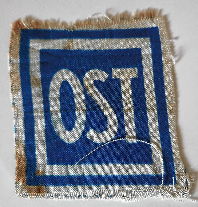 Dieses Emblem musst Anastasia Trikova immer an ihrer Kleidung tragen. Es markierte sie als Zwangsarbeiterin aus dem Osten.