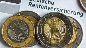 Ab Juli gibt es mehr Rente und mehr Geld für Beschäftigte in der Altenpflege. (Symbolbild)