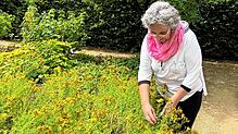 Expertin Constanze Frei im Singener Kräutergarten auf dem Landesgartenschau-Gelände.