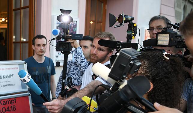 Pressevertreter vor dem Theater Konstanz.