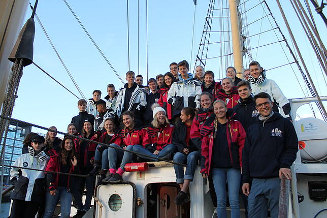 Bei der Abfahrt von Dublin in Richtung Spanien versammeln sich die Teilnehmer für ein gemeinsames Gruppenbild. Nele ist links im Bild.