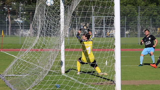Der Ball ist im Tor! Der Radolfzeller Saku ließ dem Hattinger Torhüter bei seinem Treffer zum 8:2 keine Chance.