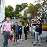 Problem Schulweg: Simon Gröger (links) nimmt die Sorgen und Nöten von Eltern und Anwohnern auf, die sie mit der Kreuzung Schwanenweg und ...