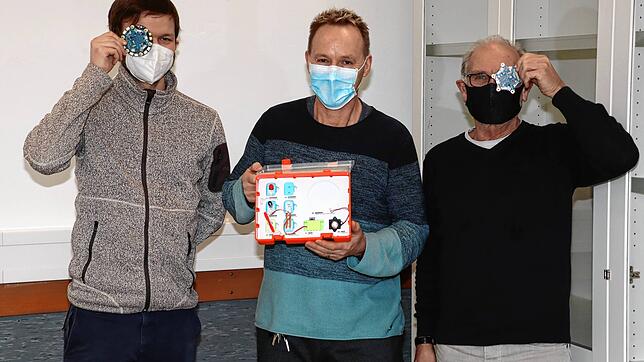 Sebastian Wolf (links) und Horst Scheu (rechts) halten sich den Minicomputer &bdquo;Calliope&ldquo; vor das Gesicht und Karl Laber zeigt ...