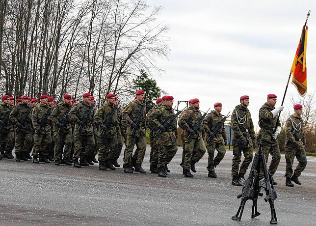 Die Fahnenabordnung mit der Ehrenformation, die hinter dem Heeresmusikkorps auf den Appellplatz der Staufer-Kaserne einmarschierte.