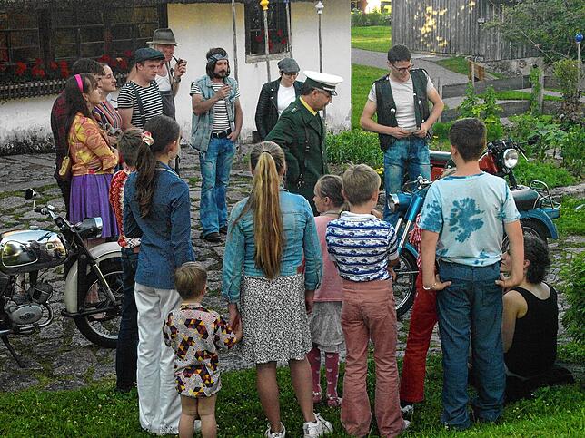 Die Ausgangssituation der Mofaschrauberclique bei Opa Gustav im HofBild: KARIN STEINEBRUNNER
