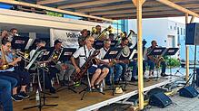 Die Band Soundstoff spielt nach der feierlichen Eröffnung zum Frühschoppenkonzert vor der Alemannenhalle auf. Bild: Sandra Holzwarth