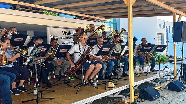 Die Band Soundstoff spielt nach der feierlichen Eröffnung zum Frühschoppenkonzert vor der Alemannenhalle auf. Bild: Sandra Holzwarth