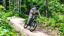 Volle Pulle und endlich legal: Ein Mountainbiker ist auf dem Dachsbau-Trail unterwegs.