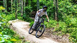 Volle Pulle und endlich legal: Ein Mountainbiker ist auf dem Dachsbau-Trail unterwegs.