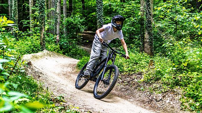 Volle Pulle und endlich legal: Ein Mountainbiker ist auf dem Dachsbau-Trail unterwegs.