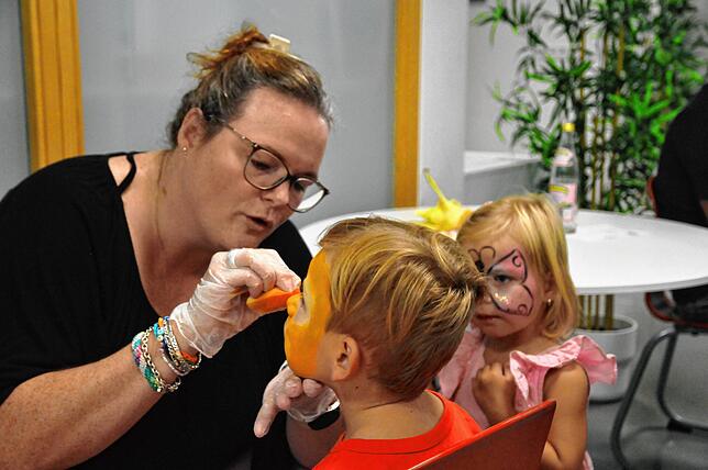 Die Kinder standen Schlange fürs Kinderschminken in der Schulmensa.