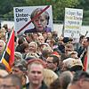 Feindbild Merkel: Pegida-Demonstranten protestieren in Dresden gegen die Politik der Bundeskanzlerin. Bild: dpa