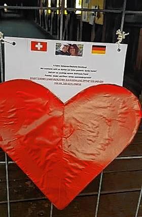Proteste von getrennten Paaren und Familien Mitte April 2020 an der gesperrten Holzbrücke in Bad Säckingen.